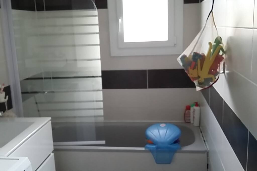 SALLE DE BAIN AVEC BAIGNOIRE ET LAVE LINGE