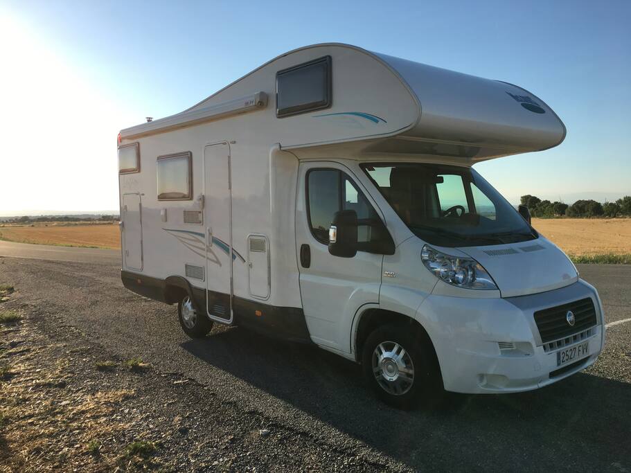 Autocaravana lista para disfrutar de ella con todos lo necesario, como si se tratara de un apartamento pero con ruedas.