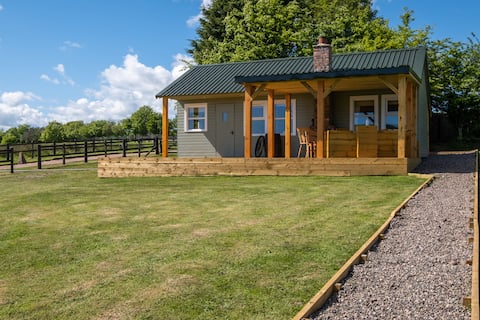 'Heartland' with open fire and hot tub & free wood