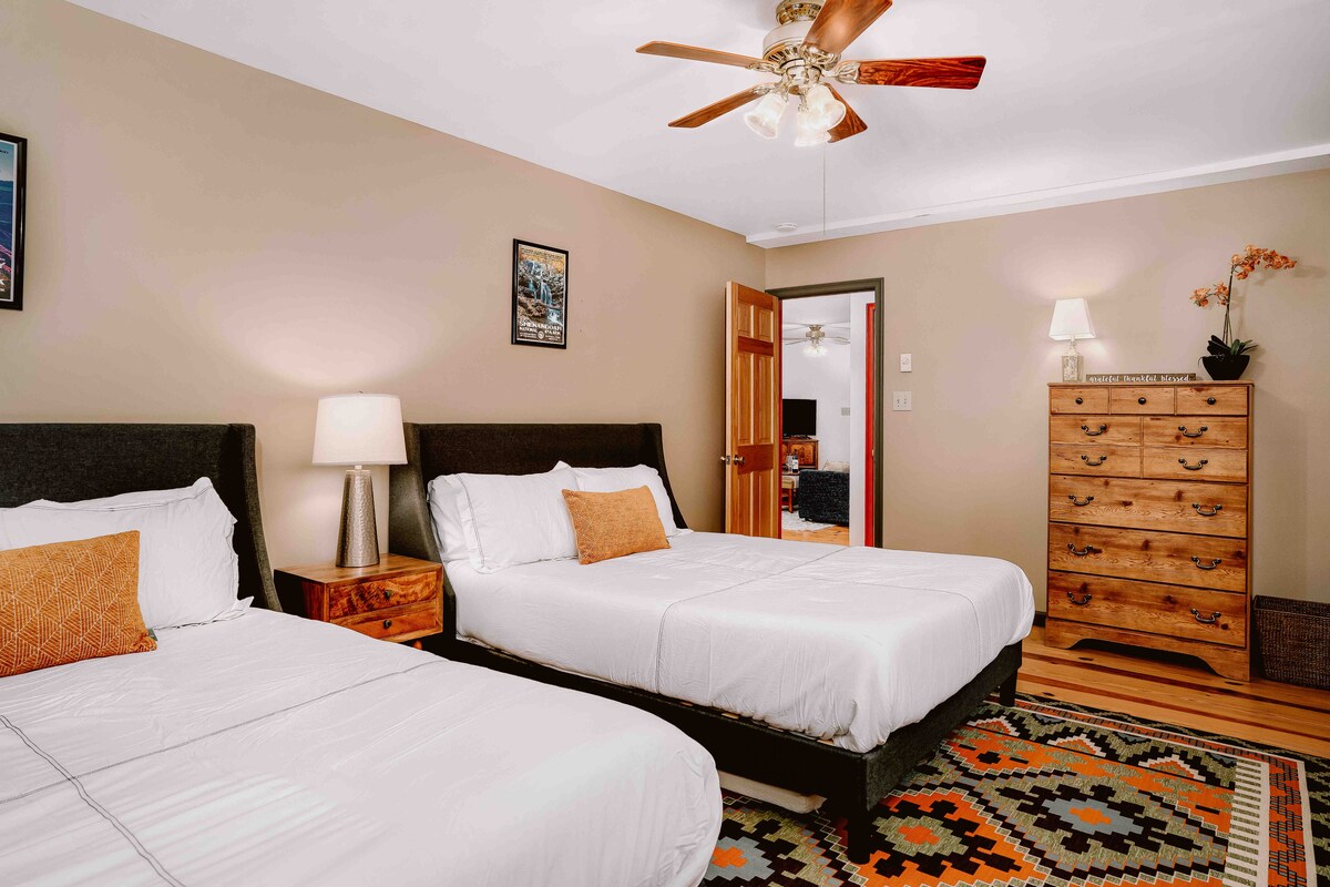 Втората спалня има две двойни легла. 