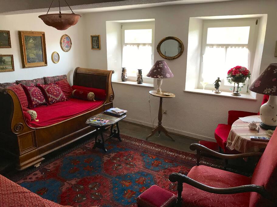 Wohnzimmer im Obergeschoss mit ausreichend Sitzmöglichkeiten und TV