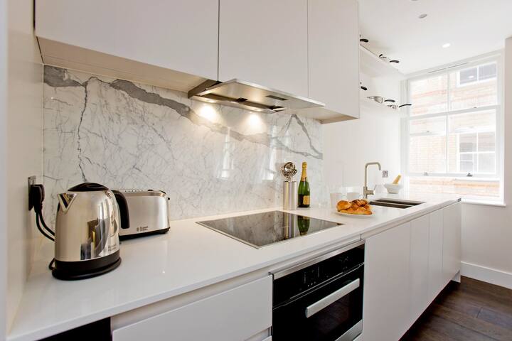 Elegant and Stunning 2 Bed and 2 Bath in Pink Mews gallery image 3