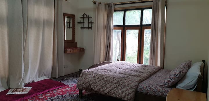 क्वीन साइज़ डबल बेड वाला बेड रूम 2 