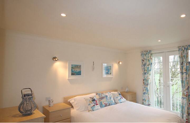 Спалня 1 майстор суперголямо двойно легло с телевизор и самостоятелна баня с врати тип „julliette“