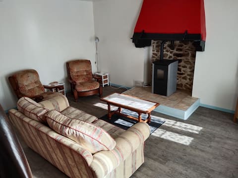 Cozy 2 bedroom cottage with outdoor space/parking