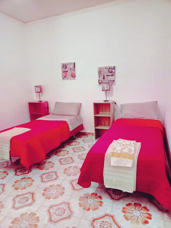 غرفة نوم مع غرفتي جلوس شمسية