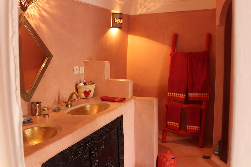 Une très grande salle d'eau avec toilette