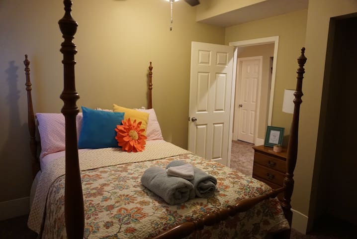 Private Bedroom+Private Bathroom (Entire Upstairs)