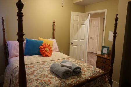 Private Bedroom+Private Bathroom (Entire Upstairs)