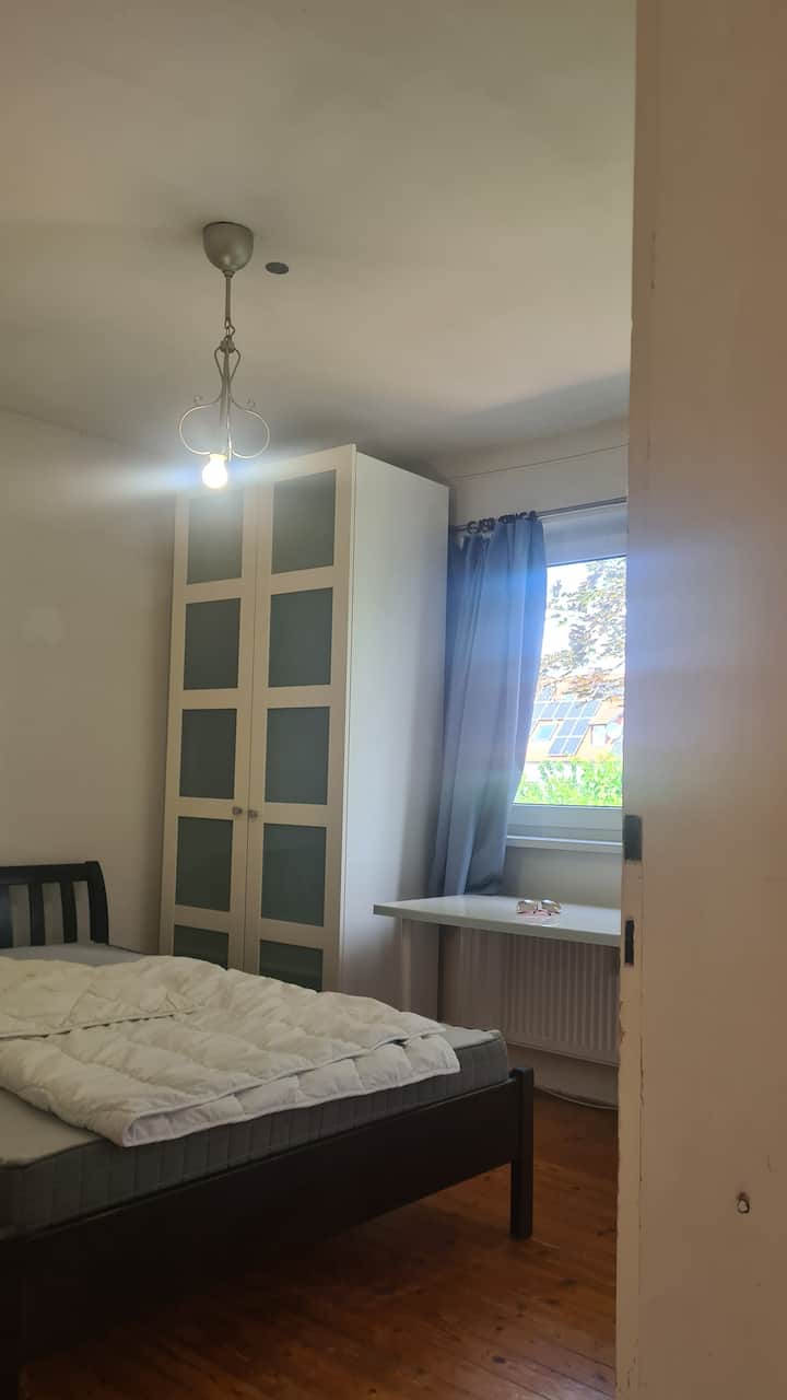 חדר שינה עם נוף לגינה, מאחור, עם מיטה זוגית/ + עיצוב