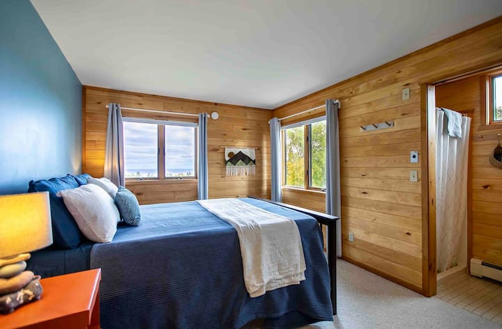 ห้องนอนควีนไซส์พร้อมห้องน้ำในตัว 