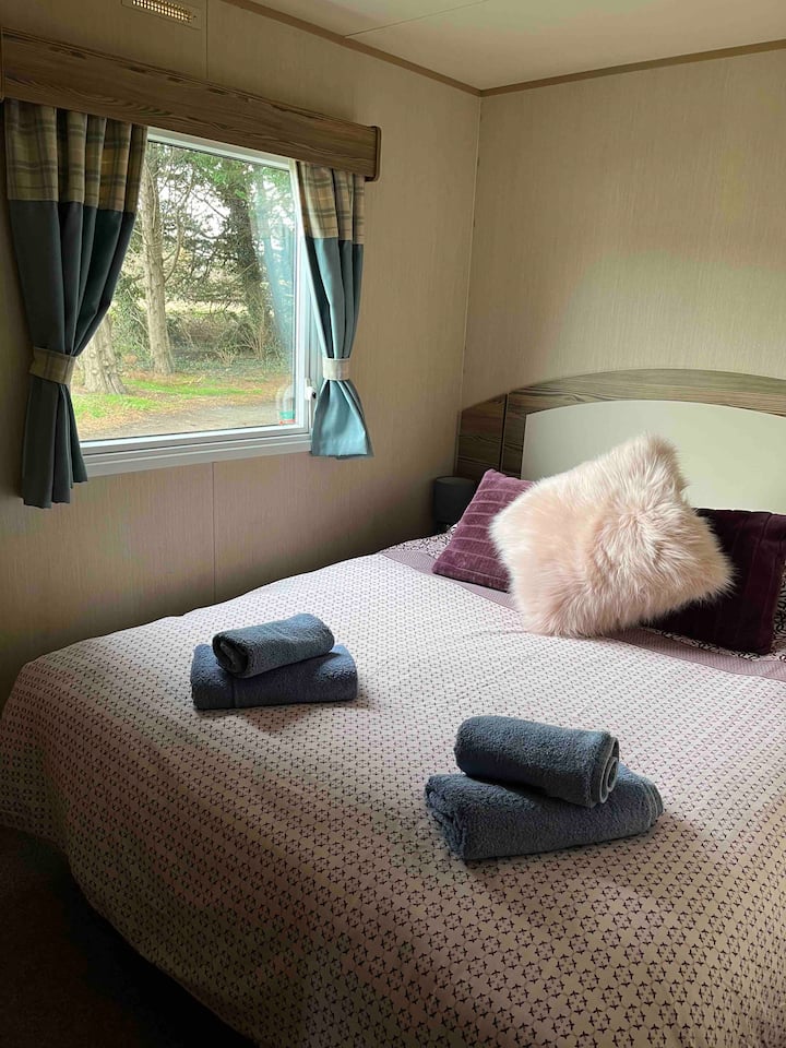 Camera da letto principale con letto king size e guardaroba matrimoniale 