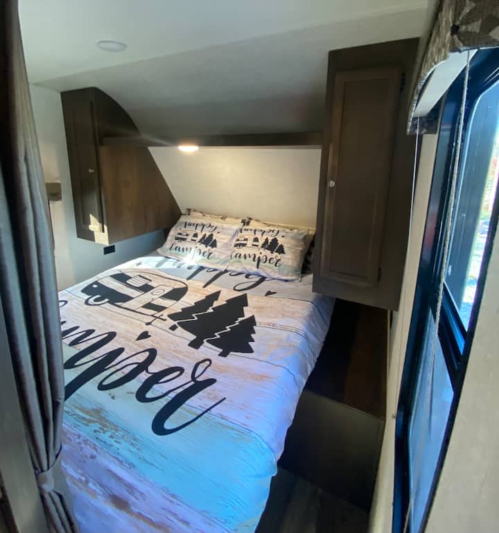 Camera principale con letto queen-size e materasso in memory foam. 