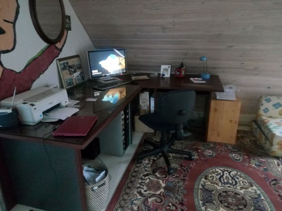 Espace bureau disponible. en face de la chambre.