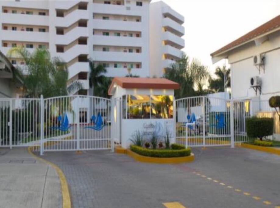 Entrada al condominio "Costa Veleros" con seguridad las 24 horas del día y estacionamiento exclusivo.