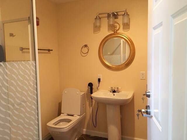 Luxury three story apartment in SHORT NORTH gallery image 4