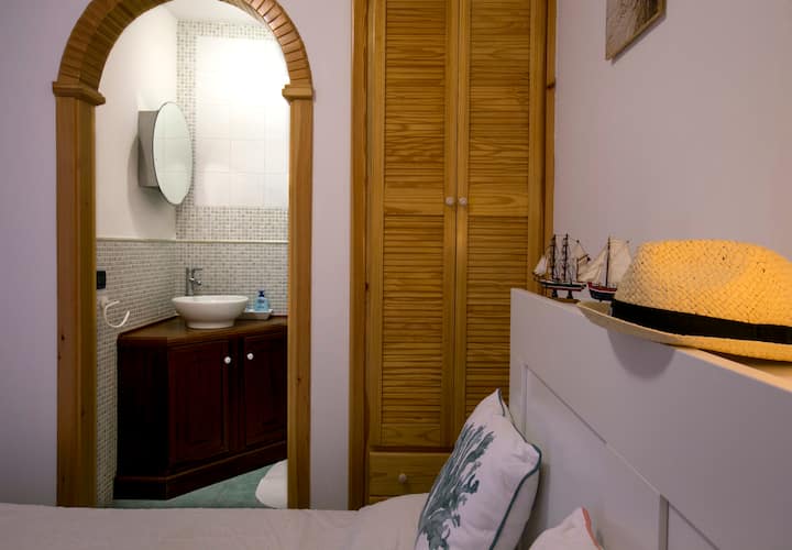 ห้องนอนเตียงใหญ่พร้อมห้องน้ำ