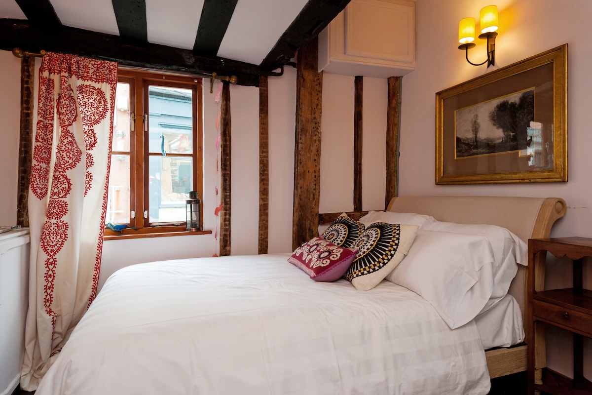 Ground floor bedroom, with own toilet 