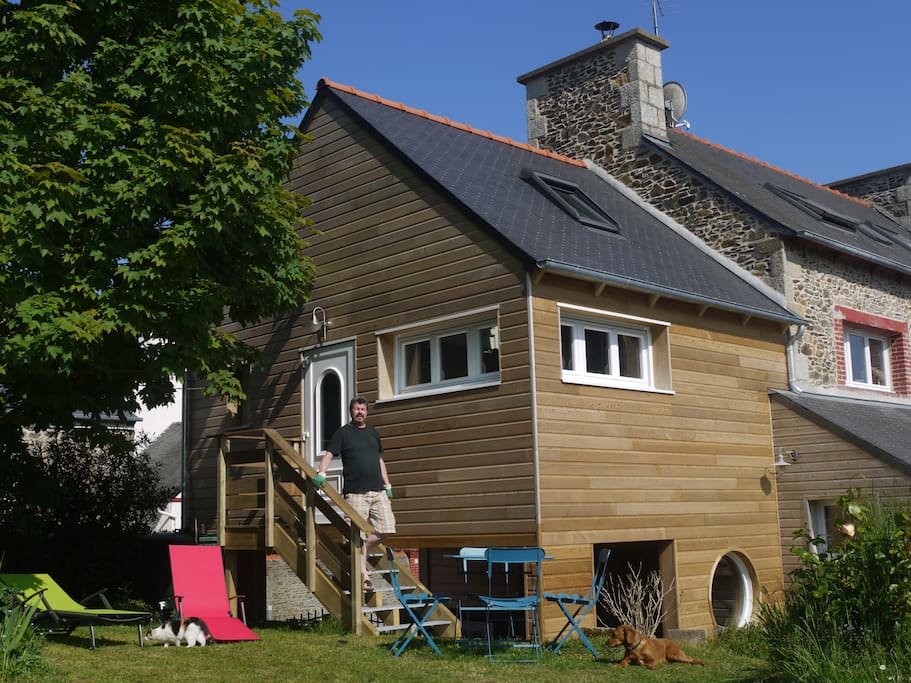 Transats et mobilier de jardin sont à votre disposition.