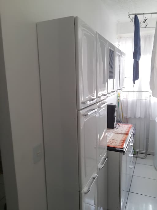 Armários da cozinha nos quais cada hóspede tem seu próprio espaço para guardar compras.