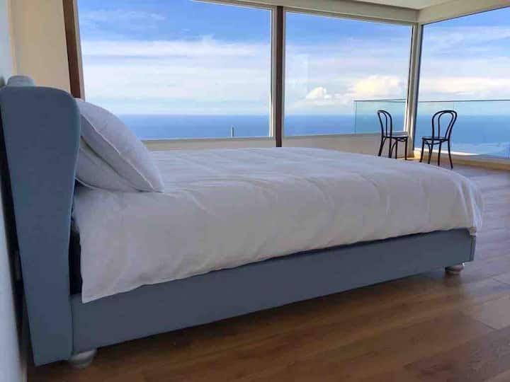 6号卧室-上层单间公寓-超大卧室的起居区，可以说是该地区最好的景观，有自己的阳台。