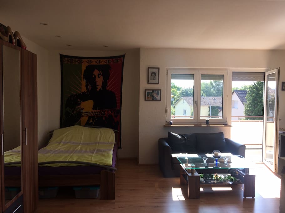 Wohnzimmer mit Südbalkon