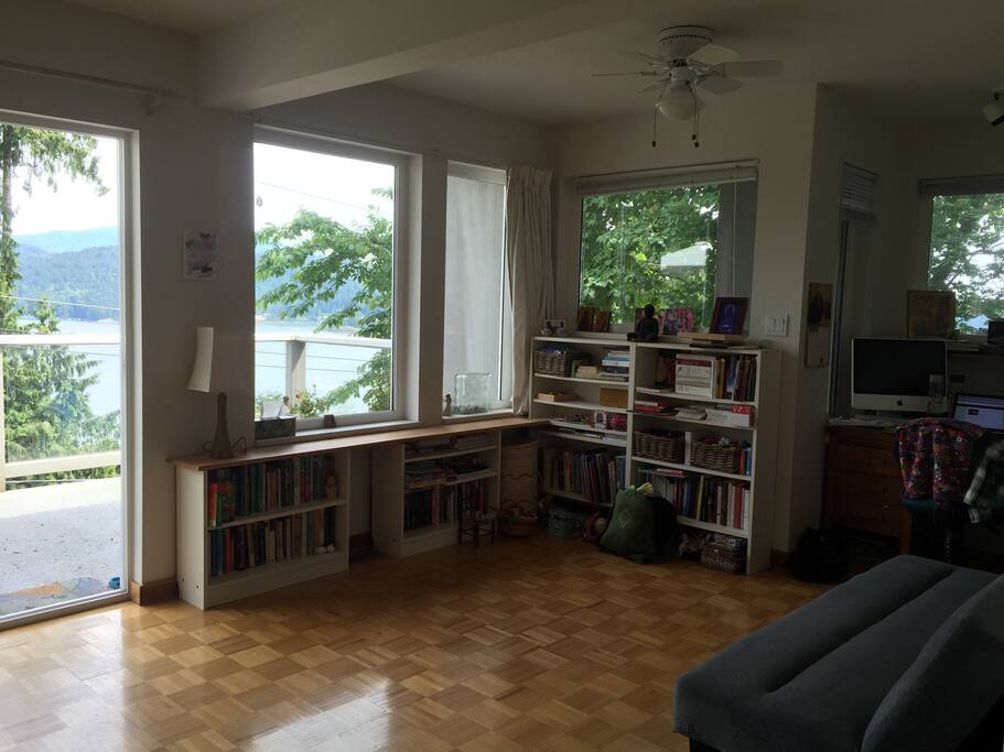 The front reading nook and side desk also have a comfortable sofa-bed, all looking out over the ocean and mountains