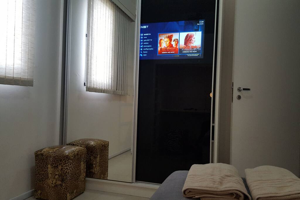 TV a cabo (NET) embutida em armário com espelho