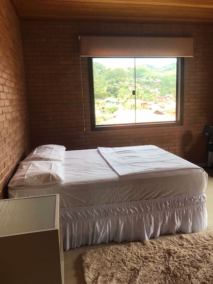 Letto matrimoniale comodo e accogliente, camera ariosa con balcone e splendida vista sul paese.