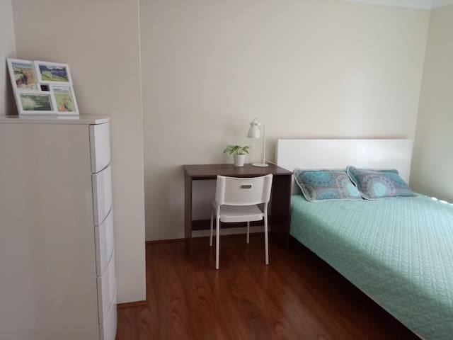 Modern Queen Room Close to Airport and CBD