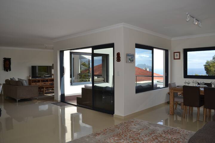 Luxury 2 bed duplex with sea view in Camps Bay gallery image 2