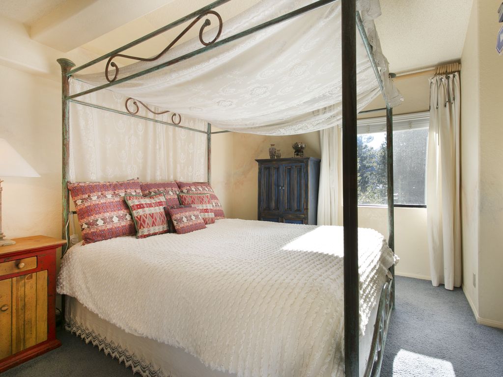 Glavna spavaća soba ima veliki bračni krevet s prekrasno izrađenim okvirom, ukrašen obiljem plišanih jastuka za maksimalnu udobnost. Veliki prozor ispunjava prostor prirodnim svjetlom, stvarajući toplu i privlačnu atmosferu.