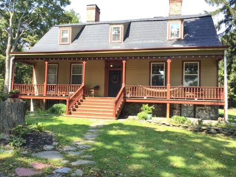 Historic Farmhouse - Retreat Surrounded by Nature!