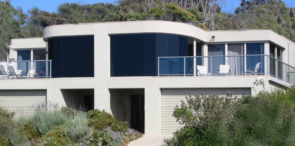 Magic Apartment + Views@83 GREAT OCEAN ROAD Lorne gallery image 5