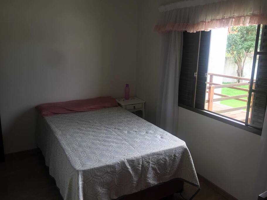 Quarto 02 com cama de solteiro modelo Viuva, ar condicionado e janela veneziana