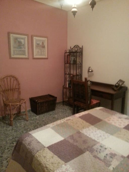 Dormitorio con cama de matrimonio , medidas especiales