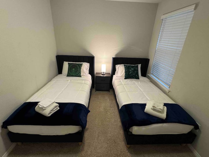 2号卧室、2张单人床、衣橱、1张床头柜、1盏灯。