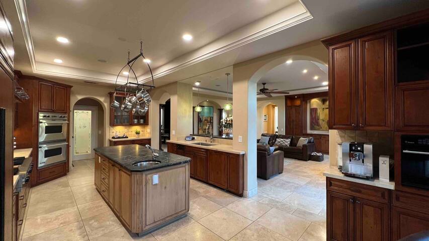 Luxury Coastal Villa on Naples Island gallery image 4