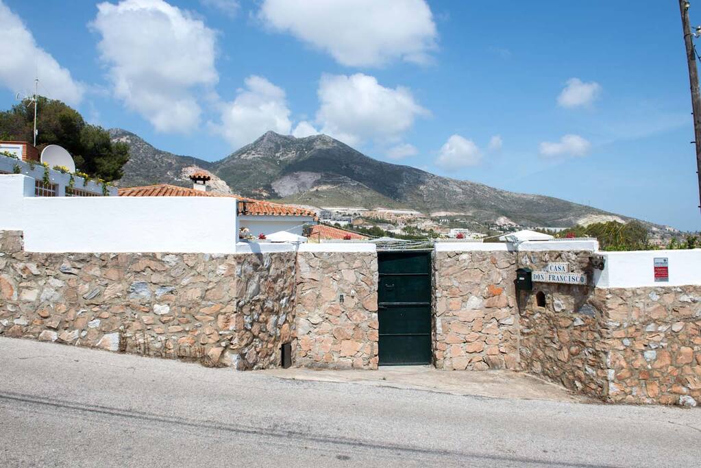 Pedestrian Entrance from Camino del Amocafre