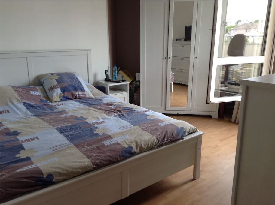 Chambre avec lit double et TV
