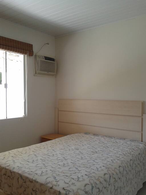 Quarto 1, suíte com uma cama de casal.