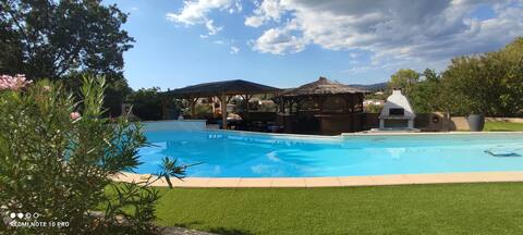 Provencal villa with pool
4 adults +2 children