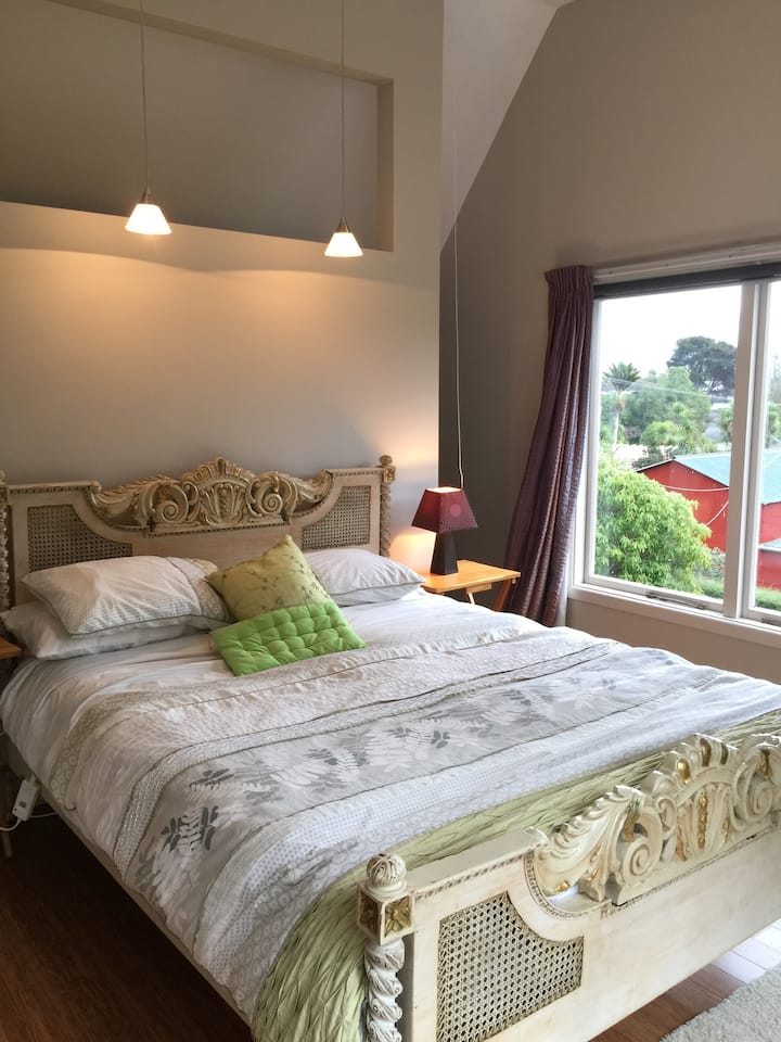 Queen-ის ზემოთ საძინებელი ფლიგელით. Ხედი ზღვაზე. 