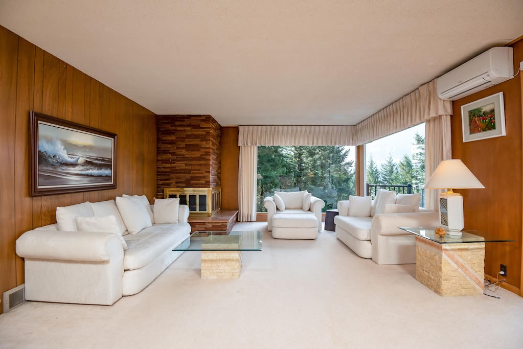 Cascade views and a wood fireplace
