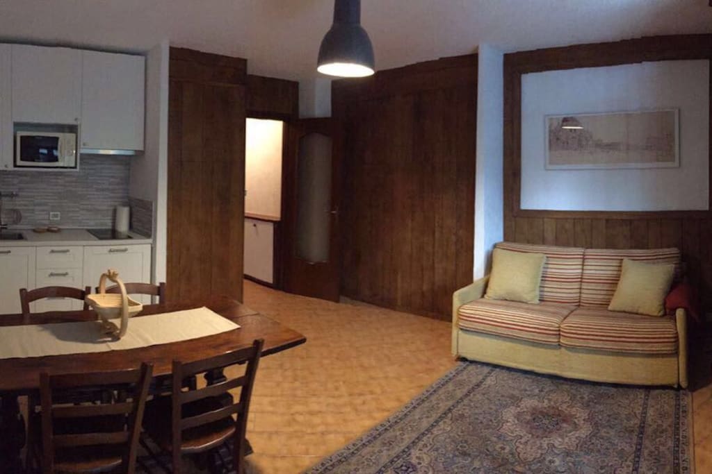 Zona living con divano letto. Cucina nuova e tavolo da 6 persone. Finiture di pregio