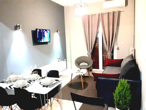 Top Airbnb: APOLLON AKROPOLIS 12 GODS MINIMAL SUITE in ΔΟΥΡΓΟΥΤΙ Ι