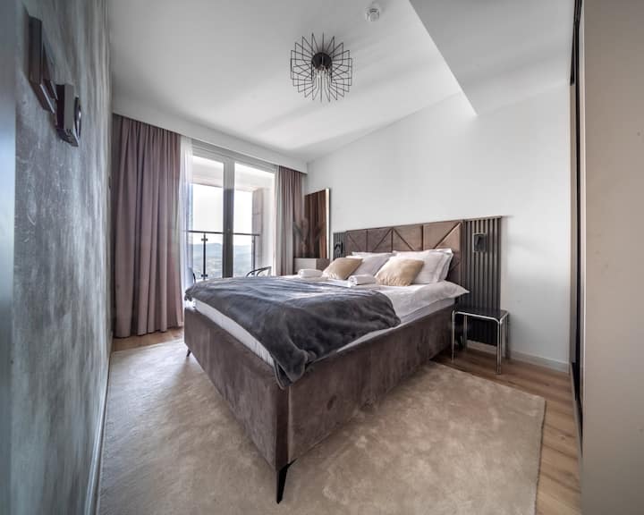 غرفة نوم بسرير مريح للغاية 160 × 200 سم ومخرج إلى تاراس.