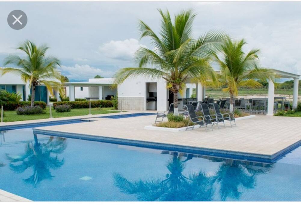 Nuestro acceso es directo a la piscina como si perteneciera al patio de la casa