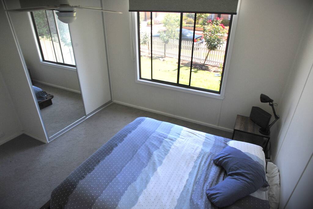 Master bedroom (king bed)
