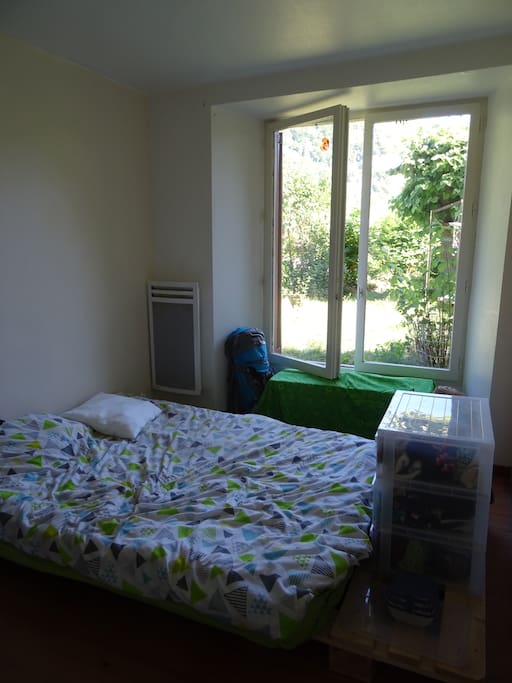 Chambre avec lit deux places.